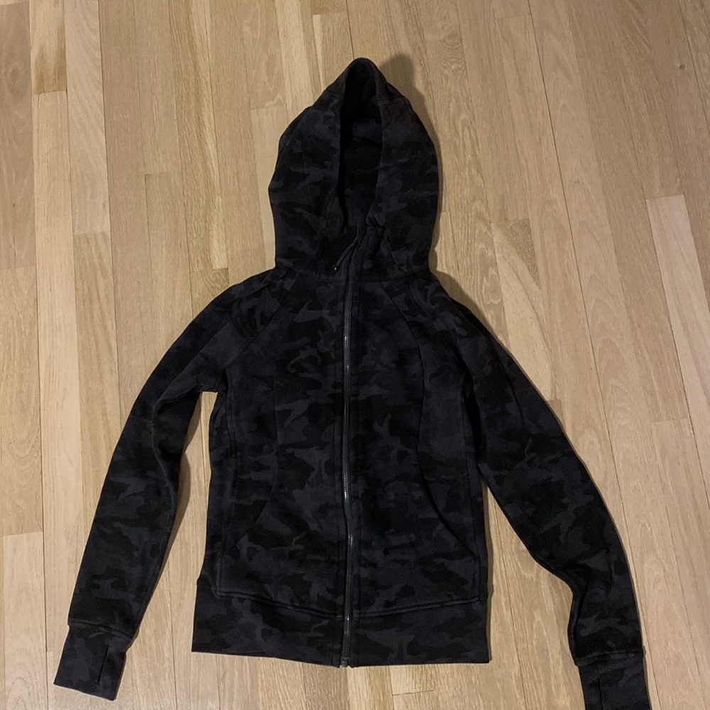 Lululemon Scuba Hoodie Light Cotton Fleece Gray & black camo zip up jacket.